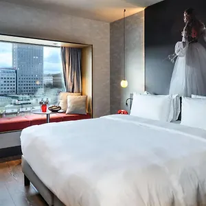 Radisson Red Hotel, Hotel Vienna